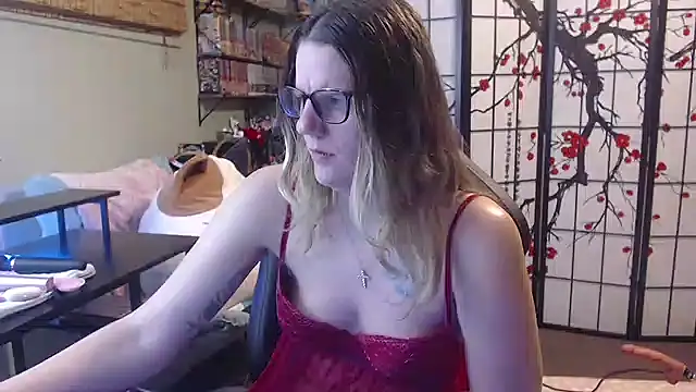 Snapshot of Sarahtineke chatting on 03/15/26, 12:49 Sarahtineke online show from 03/15/26, 12:49