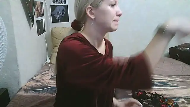 Snapshot of -GoldenGirl- chatting on 02/06/25, 11:21 -GoldenGirl- online show from 02/06/25, 11:21