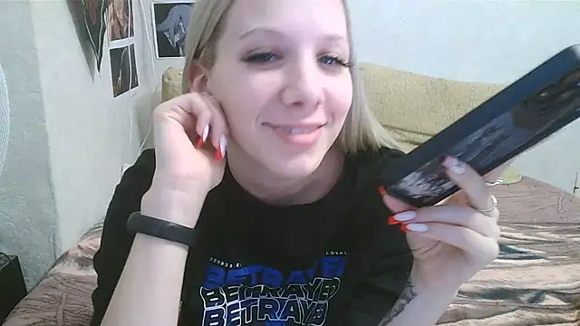 Snapshot of -GoldenGirl- chatting on 03/05/25, 12:33 -GoldenGirl- online show from 03/05/25, 12:33