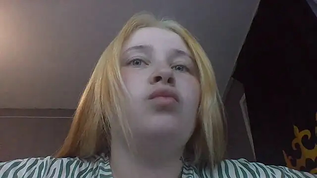 Snapshot of Light_Luna chatting on 06/26/26, 04:00 Light Luna online show from 06/26/26, 04:00