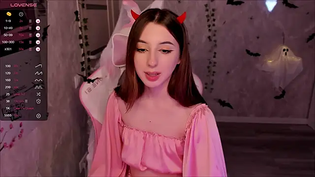 Snapshot of Polly__Hill chatting on 10/13/25, 06:41 Polly Hill online show from 10/13/25, 06:41