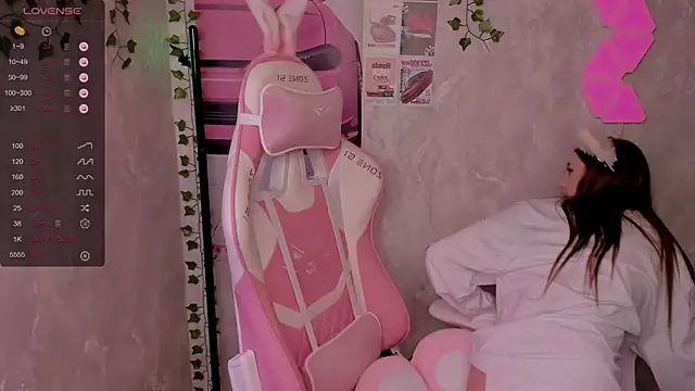 Snapshot of Polly__Hill chatting on 10/25/25, 09:39 Polly Hill online show from 10/25/25, 09:39