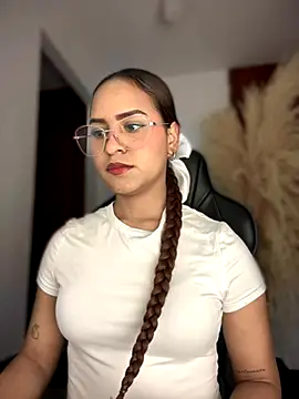 Snapshot of gretta_kler1 chatting on 11/11/25, 10:10 gretta kler1 online show from 11/11/25, 10:10