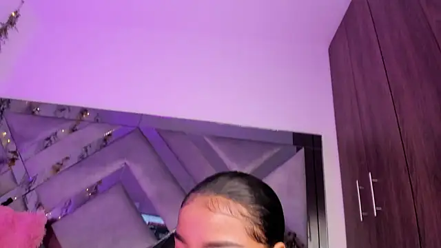 Iris hott1 online show from 12/18/24, 03:37