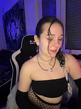 Snapshot of kinkygirl420x chatting on 02/11/25, 10:28 kinkygirl420x online show from 02/11/25, 10:28