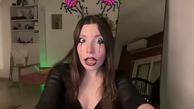 Snapshot of CringeButCute chatting on 10/18/25, 11:27 CringeButCute online show from 10/18/25, 11:27