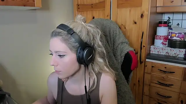 Snapshot of Lisaonthemoon chatting on 12/12/24, 11:03 Lisaonthemoon online show from 12/12/24, 11:03