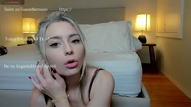Snapshot of Lisaonthemoon chatting on 11/13/25, 04:06 Lisaonthemoon online show from 11/13/25, 04:06