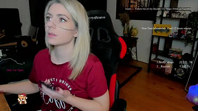 Snapshot of Lisaonthemoon chatting on 12/17/25, 09:21 Lisaonthemoon online show from 12/17/25, 09:21