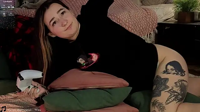 Snapshot of Megan__Hart chatting on 12/20/24, 01:58 Megan  Hart online show from 12/20/24, 01:58