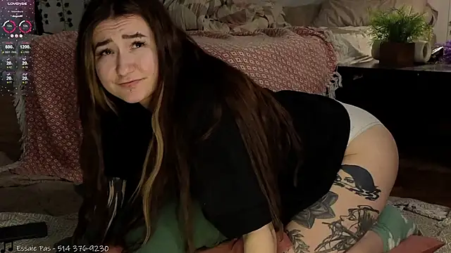 Snapshot of Megan__Hart chatting on 12/22/24, 11:00 Megan  Hart online show from 12/22/24, 11:00