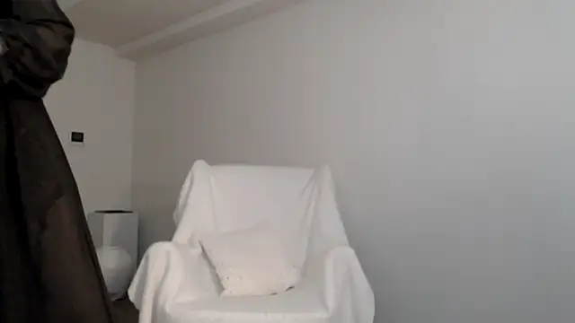 Snapshot of Lily_0000 chatting on 02/11/25, 11:43 Lily 0000 online show from 02/11/25, 11:43