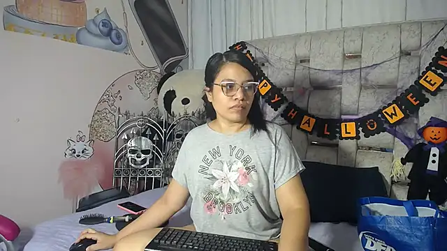 Snapshot of KEYRA-MILLER- chatting on 10/23/25, 02:55 KEYRA-MILLER- online show from 10/23/25, 02:55