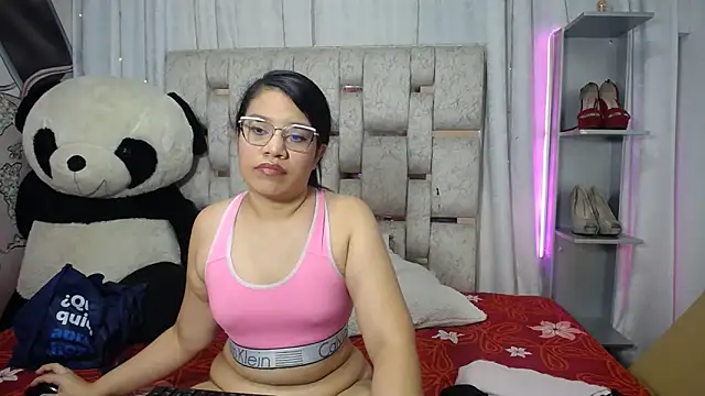 Snapshot of KEYRA-MILLER- chatting on 11/30/25, 02:15 KEYRA-MILLER- online show from 11/30/25, 02:15