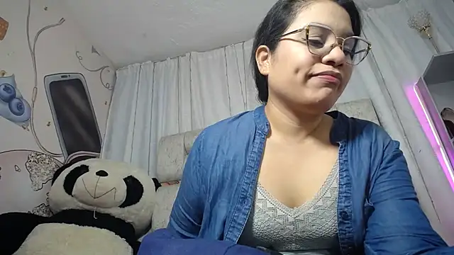 Snapshot of KEYRA-MILLER- chatting on 12/15/25, 02:38 KEYRA-MILLER- online show from 12/15/25, 02:38