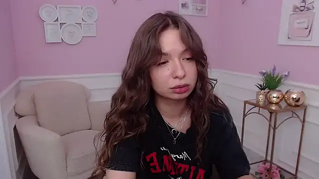 Snapshot of LucySkilar chatting on 10/06/25, 04:43 LucySkilar online show from 10/06/25, 04:43