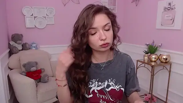 Snapshot of LucySkilar chatting on 10/17/25, 04:37 LucySkilar online show from 10/17/25, 04:37