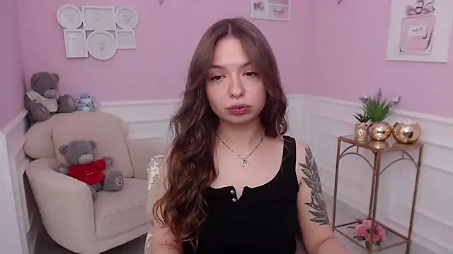 Snapshot of LucySkilar chatting on 10/20/25, 04:35 LucySkilar online show from 10/20/25, 04:35