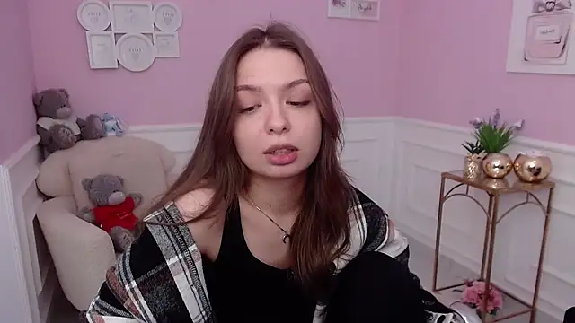 Snapshot of LucySkilar chatting on 10/24/25, 10:00 LucySkilar online show from 10/24/25, 10:00