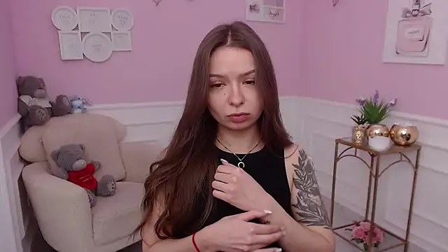 LucySkilar online show from 11/18/25, 05:34