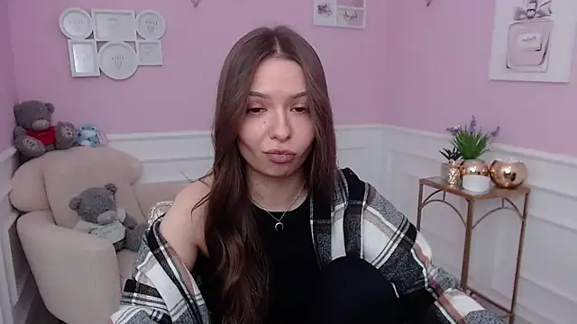 LucySkilar online show from 12/15/25, 06:17