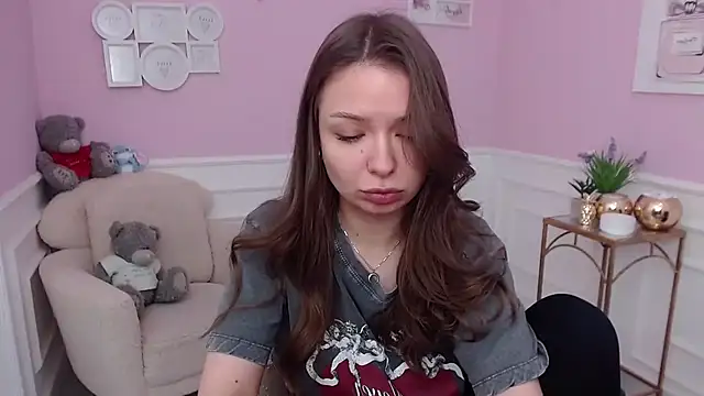 Snapshot of LucySkilar chatting on 12/21/25, 05:47 LucySkilar online show from 12/21/25, 05:47
