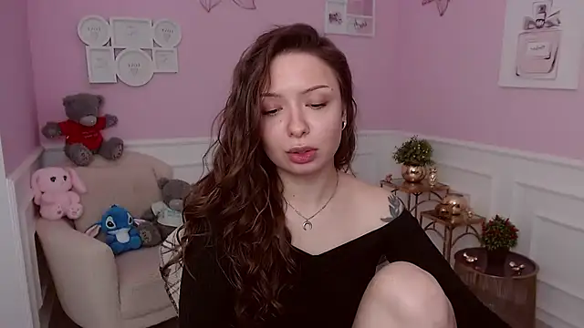 Snapshot of LucySkilar chatting on 03/22/26, 05:11 LucySkilar online show from 03/22/26, 05:11