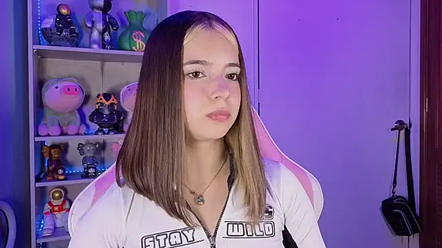 Snapshot of EmilyMiller_ chatting on 09/16/25, 04:52 EmilyMiller online show from 09/16/25, 04:52