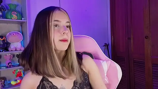 Snapshot of EmilyMiller_ chatting on 09/20/25, 07:04 EmilyMiller online show from 09/20/25, 07:04