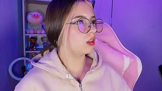 Snapshot of EmilyMiller_ chatting on 10/04/25, 09:13 EmilyMiller online show from 10/04/25, 09:13