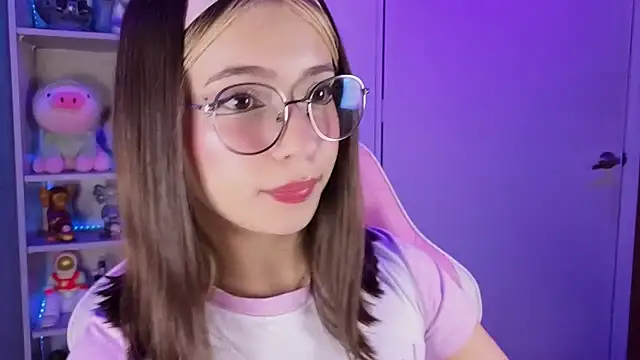 Snapshot of EmilyMiller_ chatting on 10/11/25, 05:11 EmilyMiller online show from 10/11/25, 05:11