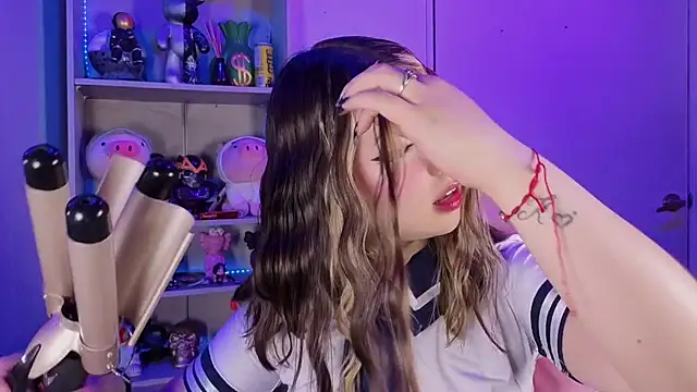 Snapshot of EmilyMiller_ chatting on 10/17/25, 05:26 EmilyMiller online show from 10/17/25, 05:26