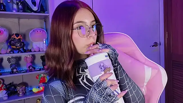 Snapshot of EmilyMiller_ chatting on 11/01/25, 09:17 EmilyMiller online show from 11/01/25, 09:17