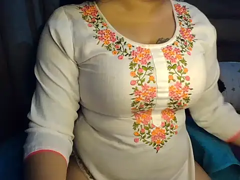 Snapshot of Trezza chatting on 10/29/25, 08:54 Trezza online show from 10/29/25, 08:54