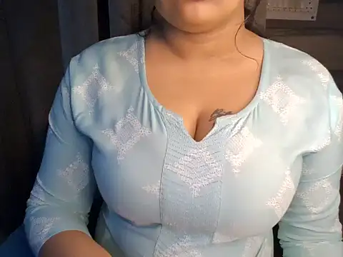 Snapshot of Trezza chatting on 11/06/25, 11:15 Trezza online show from 11/06/25, 11:15