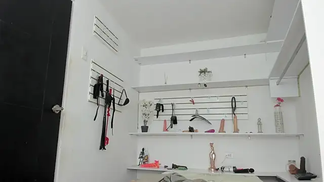 Alejandra Dunn online show from 10/05/25, 01:42