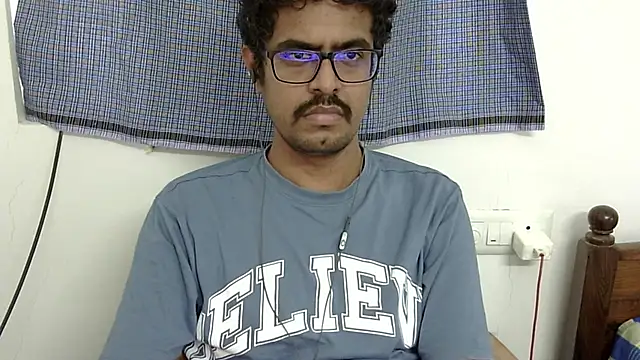 Snapshot of The_SHY_uncut chatting on 10/21/25, 07:53 The SHY uncut online show from 10/21/25, 07:53