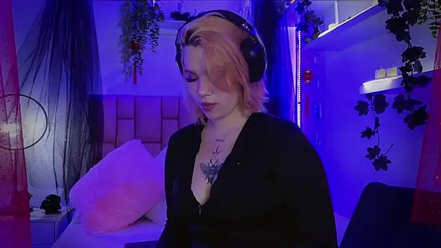 Snapshot of albaismynameX chatting on 10/27/25, 12:20 albaismynameX online show from 10/27/25, 12:20