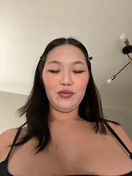 Snapshot of Aiko_Yumi chatting on 10/17/25, 07:16 Aiko Yumi online show from 10/17/25, 07:16