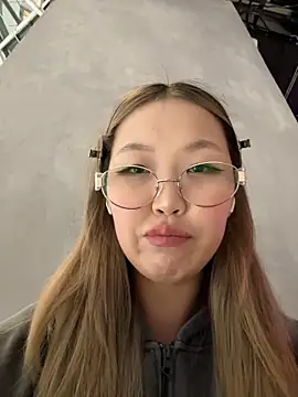 Snapshot of Aiko_Yumi chatting on 10/26/25, 06:36 Aiko Yumi online show from 10/26/25, 06:36