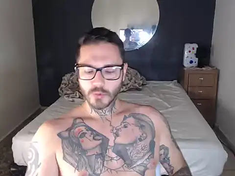 Snapshot of clark_r chatting on 11/11/25, 04:51 clark r online show from 11/11/25, 04:51