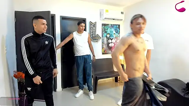 Snapshot of badguyss_bisex chatting on 11/15/25, 11:29 badguyss bisex online show from 11/15/25, 11:29