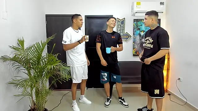 Snapshot of badguyss_bisex chatting on 11/25/25, 11:32 badguyss bisex online show from 11/25/25, 11:32