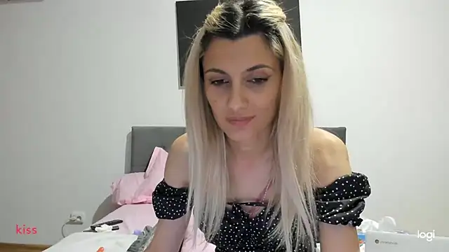 Snapshot of Isasweet1 chatting on 12/28/24, 01:18 Isasweet1 online show from 12/28/24, 01:18