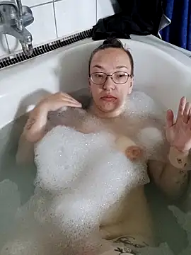 Isabella Geney online show from 10/10/25, 12:59