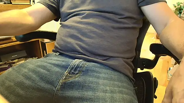 Snapshot of massive_cum chatting on 09/13/25, 11:04 massive cum online show from 09/13/25, 11:04