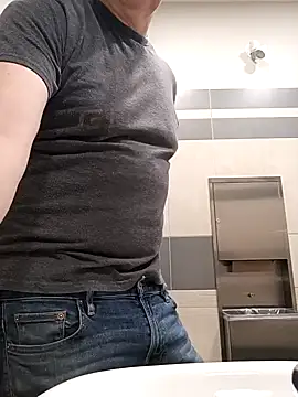 Snapshot of massive_cum chatting on 10/24/25, 05:42 massive cum online show from 10/24/25, 05:42