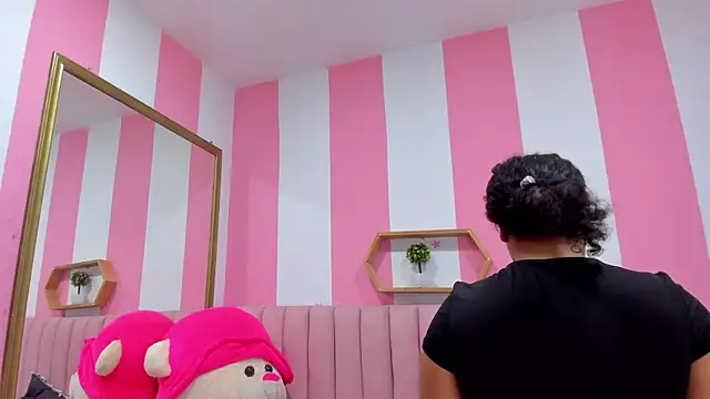 ISABELLA 020 online show from 10/01/25, 12:44