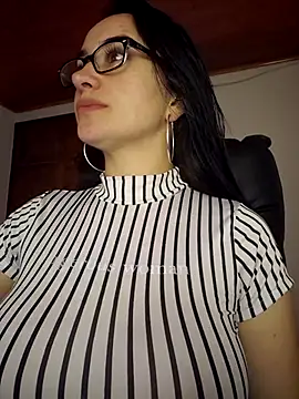 Snapshot of preetypeach chatting on 10/28/25, 03:32 preetypeach online show from 10/28/25, 03:32