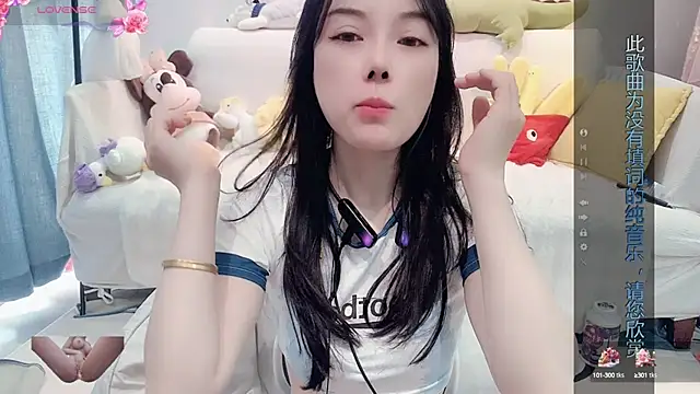 Snapshot of AKiKi711 chatting on 01/01/25, 06:37 AKiKi711 online show from 01/01/25, 06:37